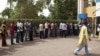 Des gens font la queue devant une banque à Bamako.