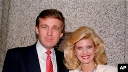 Donald Trump na mke wake wa zamani, Ivana Trump, wakipiga picha nje ya jengo la mahakama mjini New York, baada ya Ivana kula kiapo baada ya kupata uraia wa Marekani, May 1988. Picha ya AP