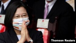 차이잉원 타이완 총통이 10일 타이베이 총통부 건물 앞에서 거행된 국경일 기념행사에 참석한 관중들의 환호에 화답하고 있다.