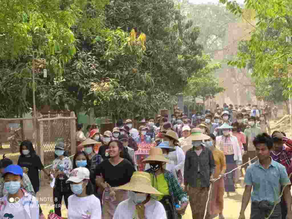 မကွေးတိုင်း၊ရေစကြိုမြို့ မတ်လ ၂၇ ဆန္ဒပြပွဲ မြင်ကွင်း။ (ဓာတ်ပုံ-CJ)