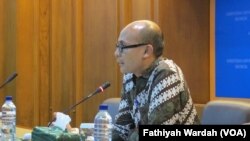 Juru bicara Kementerian Luar Negeri Arrmanatha Nasir dalam jumpa pers di kantornya Kamis (28/1). (VOA/Fathiyah Wardah)