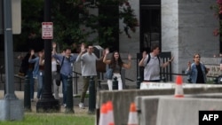 Ljudi izlaze iz zgrade Senata posle izveštaja o napadaču (Foto: SAUL LOEB / AFP)