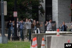 İhbarın asılsız olduğu haberinin gelmesinden önce bazı çalışanların binanın dışına çıktığı görüldü.