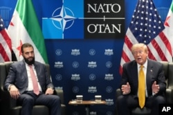 도널드 트럼프 대통령이 8일 튀르키예 앙카라에서 열린 NATO(북대서양조약기구) 정상회의를 계기로 아흐마드 알샤라 시리아 대통령과 회동하고 있다.