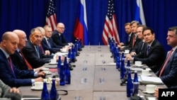 美国国务卿马尔科·卢比奥(右二)在纽约举行的第81届联合国大会期间会见了俄罗斯外交部长谢尔盖·拉夫罗夫(左三)。(2026年9月23日)
