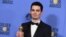 Damien Chazelle dengan penghargaan skenario terbaik untuk film "La La Land" di acara the 74th Golden Globe Awards di Beverly Hilton Hotel (8/1) di Beverly Hills, California. (Jordan Strauss/Invision/AP)