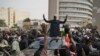 Le chef de l'opposition Ousmane Sonko salue ses partisans après sa sortie du tribunal, à Dakar, au Sénégal, le jeudi 16 février 2023.