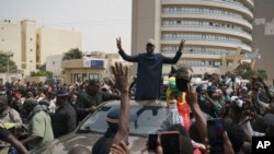 Le chef de l'opposition Ousmane Sonko salue ses partisans après sa sortie du tribunal, à Dakar, au Sénégal, le jeudi 16 février 2023.