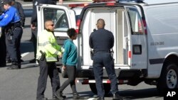  一名妇女3月29日在国会上被警察逮捕。此前警方说一人驾车冲撞国会附近的警察后被逮捕。