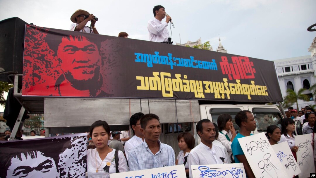 Para aktivis berdemonstrasi menentang pembunuhan jurnalis lepas Aung Kyaw Naing, di luar balai kota di Yangon, Myanmar. (Foto: Dok)