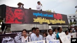 Para aktivis berdemonstrasi menentang pembunuhan jurnalis lepas Aung Kyaw Naing, di luar balai kota di Yangon, Myanmar. (Foto: Dok)