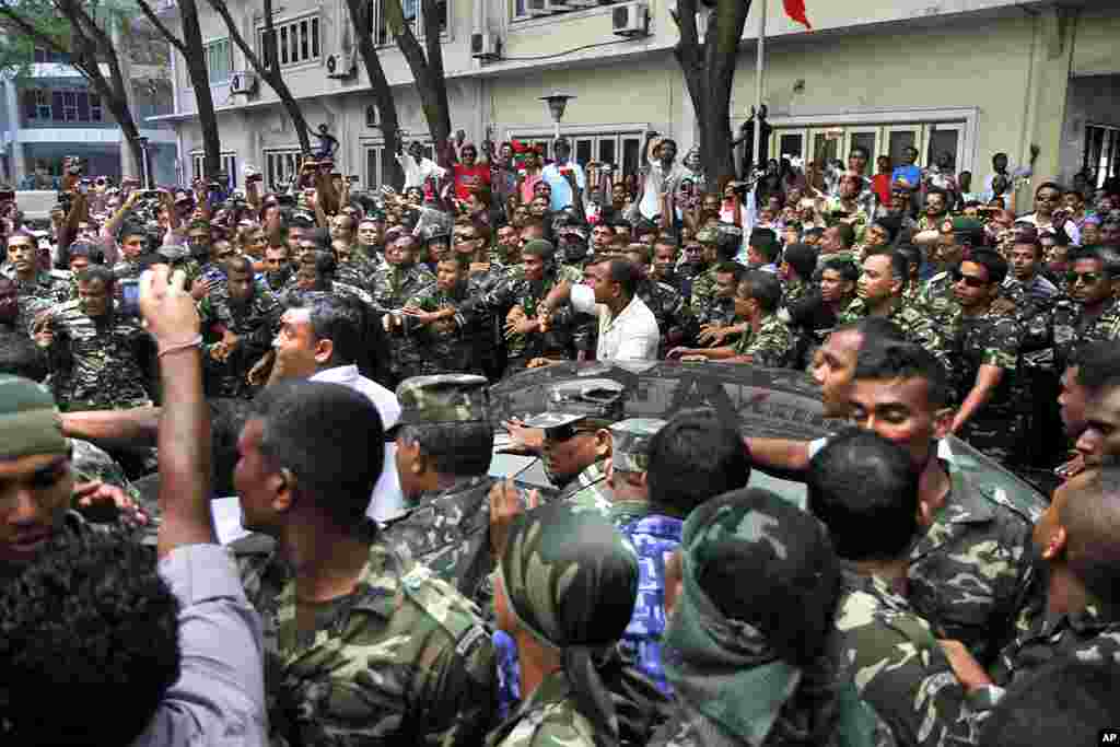 Maldives President Mohammed Nasheed's car is escorted to the President's Office by the military to give his resignation speech in Male, Maldives, February 7, 2012. (AP)