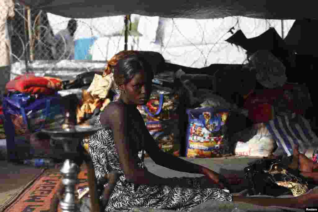 A South Sudanese woman sits in a tent in a camp for displaced persons in the United Nations Mission in South Sudan (UNMISS) compound in Tongping, Juba, Feb. 19, 2014.&nbsp;