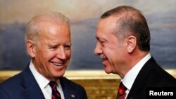 Wakil Presiden AS Joe Biden (kiri) dan Presiden Turki Recep Tayyip Erdogan di Istana Beylerbeyi, Istanbul (22/11). (Reuters/Murad Sezer)