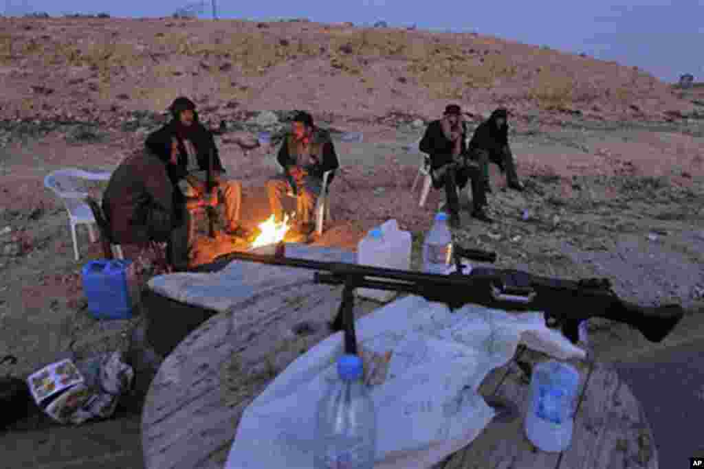 Qaar ka tirsan dagaalyahanada ka soo horjeeda Mucaamaral Qadhaf oo ku sugan magaalada Nalut, Libya, February 28, 2011