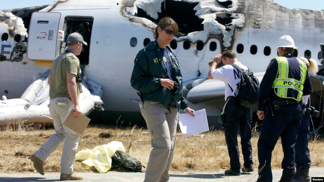Istražitelji Odbora za bezbednost nacionalnog transporta kod olupine aviona koji se srušio u subotu u San Francisku