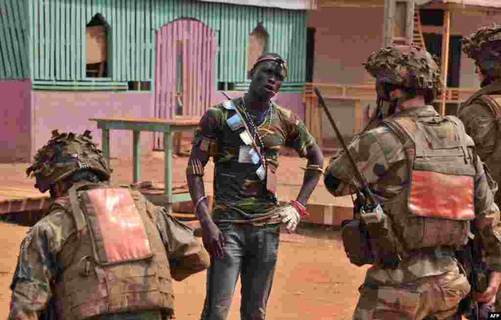 French troops of the Sangaris Operation speak to a member of the Anti-Balaka Christian militia who handed over his arms in Bangui on January 25, 2014. The new president of the Central African Republic Catherine Samba Panza set to work to choose members of