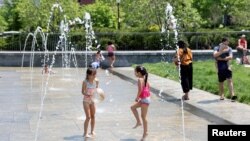 موج گرما در شرق آمریکا. کودکان در حال بازی در پارک فواره‌ها در ماساچوست، بوستون - ۲۲ مه ۲۰۲۲ (۲ خرداد ۱۴۰۱)