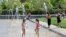 Sekelompok anak-anak bermain di air mancur di Taman North End di Boston, Massachusetts, di tengah gelombang panas yang melanda AS pada 22 Mei 2022. (Foto: Reuters/Katherine Taylor)