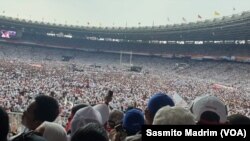 Massa pendukung Kandidat 01 Presiden-Wakil Presiden, Joko Widodo-Ma’ruf Amin, tampak memadati Stadion GBK Senayan, Sabtu Siang (13/4) (foto: VOA/Sasmito Madrim)