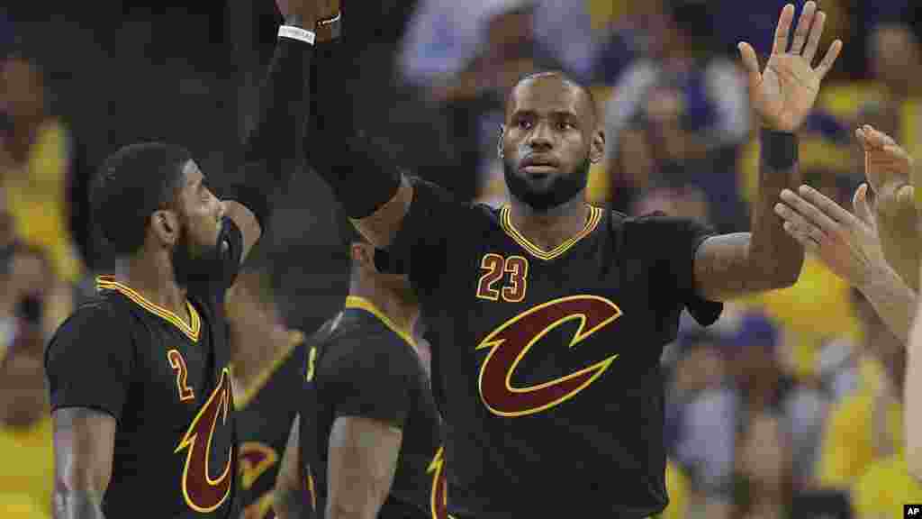 LeBron James, après avoir marqué un panier à Oakland, en Californie, le 12 juin 2017.