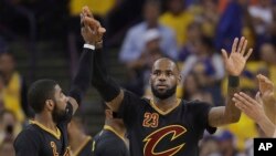 LeBron James avec ses coéquipiers lors d'un match contre Golden State, Oakland, Californie, 12 juin 2017