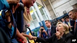 Kandidat presiden dari Partai Demokrat, Hillary Clinton, menyapa pendukungnya setelah berpidato di Warren, Michigan (11/8). (AP/Andrew Harnik)