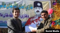 د لېسې مشر ظاهر پښتون یوه زده کوونکي ته د فراغت سند ورکوي.