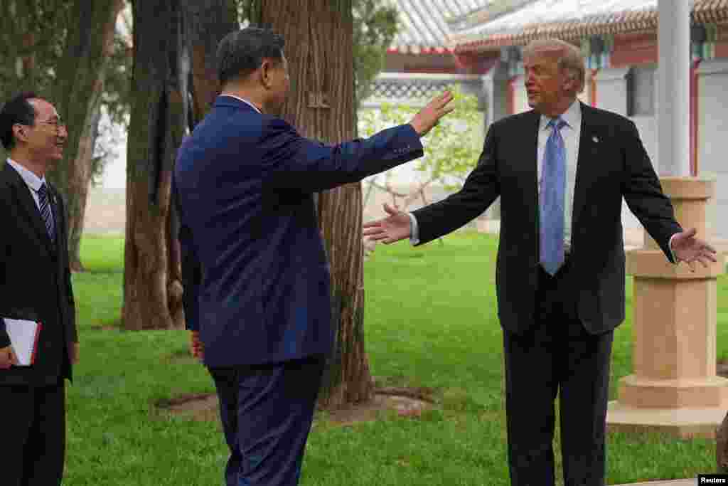 特朗普总统在中国领导人的大院中南海与中国国家主席习近平交谈。(2026年5月15日)