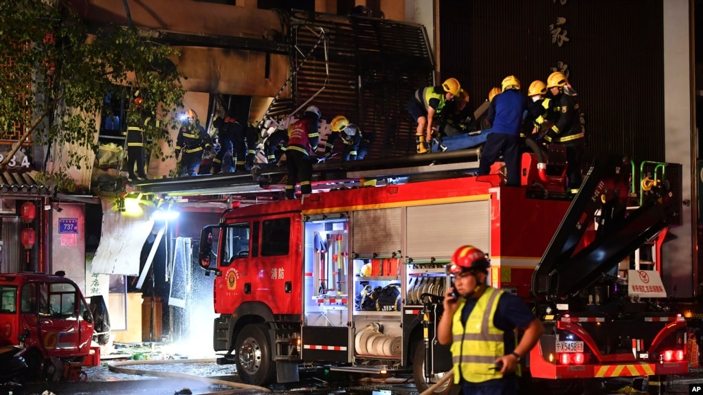 救援人员在烧烤店爆炸现场进行抢救工作.(photo:VOA)