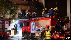 救援人员在烧烤店爆炸现场进行抢救工作.