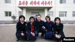 캐나다인 사업가 마이클 스페이버 씨가 지난 2012년 북한 라선경제특구의 한 학교를 방문했다. 중국 당국은 스페이버 씨와 또 다른 캐나다인 마이클 코프릭 씨를 기밀 절도 혐의로 체포했다고 16일 밝혔다.