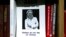 រូបថត​របស់​អ្នកសារព័ត៌មាន​អ្នកស្រី Anna Politkovskaya តាំង​បង្ហាញ​នៅ​ការិយាល័យ​កាសែត​ Novaya Gazeta នៅ​ទីក្រុង​មូស្គូ​នៅ​ថ្ងៃទី៧ ខែតុលា ឆ្នាំ២០២១។ (AP)