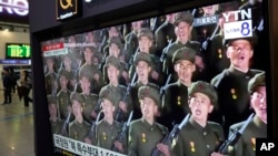 Layar TV menunjukkan gambar arsip tentara Korea Utara selama program berita di Stasiun Kereta Api Seoul di Seoul, Korea Selatan, Jumat, 18 Oktober 2024. (Ahn Young-joon/AP)