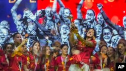 Jugadoras de la selección española de fútbol celebran en el escenario su victoria en la Copa Mundial Femenina en Madrid, España, el lunes 21 de agosto de 2023.