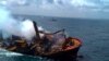 Asap mengepul akibat kebakaran di kapal MV X-Press Pearl yang perlahan tenggelam saat ditarik ke laut dalam di Pelabuhan Kolombo, Sri Lanka ,2 Juni 2021. (Angkatan Udara Sri Lanka via REUTERS)