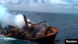 Asap mengepul akibat kebakaran di kapal MV X-Press Pearl yang perlahan tenggelam saat ditarik ke laut dalam di Pelabuhan Kolombo, Sri Lanka ,2 Juni 2021. (Angkatan Udara Sri Lanka via REUTERS)