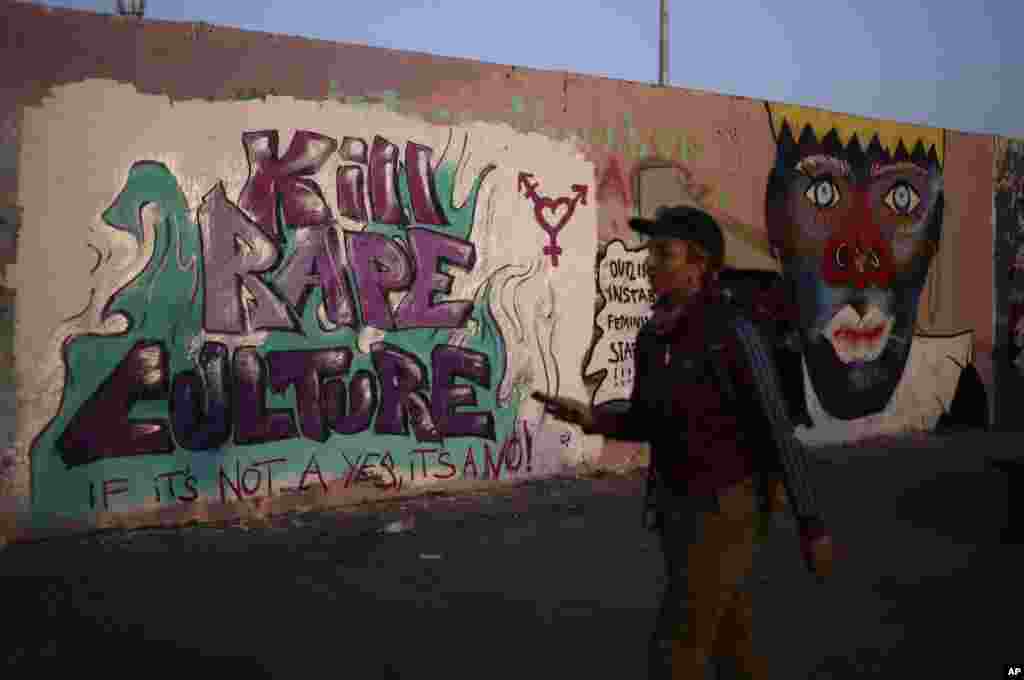 Una mujer camina frente a un grafiti a favor de la autodeterminación sexual en el Día Internacional de la Mujer en Berlín, Alemania, el sábado 8 de marzo de 2025. (Foto AP/Markus Schreiber)