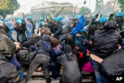 Polisi dan para demonstran bentrok dalam unjuk rasa untuk mendukung rakyat Palestina, di Roma, Italia, Sabtu, 5 Oktober 2024. (Foto: Andrew Medichini/AP Photo)