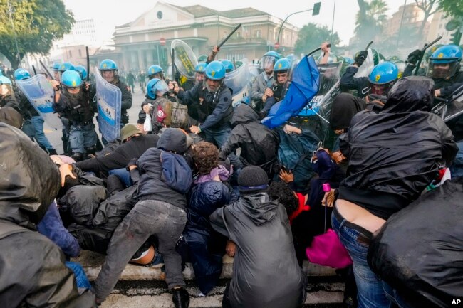 Polisi dan para demonstran bentrok dalam unjuk rasa untuk mendukung rakyat Palestina, di Roma, Italia, Sabtu, 5 Oktober 2024. (Foto: Andrew Medichini/AP Photo)