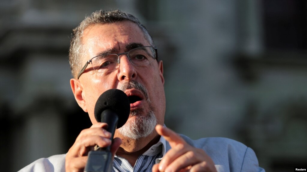 El candidato a la presidencia de Guatemala Bernardo Arévalo durante un mitin de campaña en el Parque Central de Ciudad de Guatemala, el 26 de junio de 2023.