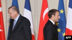 Le président turc Recep Tayyip Erdogan et le président français Emmanuel Macron à la fin d'une conférence de presse conjointe à l'Elysée à Paris, France, le 5 janvier 2018.