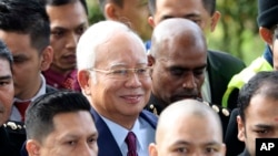 Mantan Perdana Menteri Malaysia Najib Razak, (tengah), tiba di gedung pengadilan di Kuala Lumpur, Malaysia, 4 Juli 2018