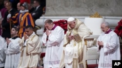 El Papa Francisco preside la Misa de Nochebuena en la Basílica de San Pedro en el Vaticano, el martes 24 de diciembre de 2024, después de abrir la puerta santa de la basílica que marca el inicio del año jubilar católico 2025.