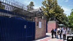  2015年8月22日， 行人从英国驻伊朗德黑兰大使馆正门前走过。