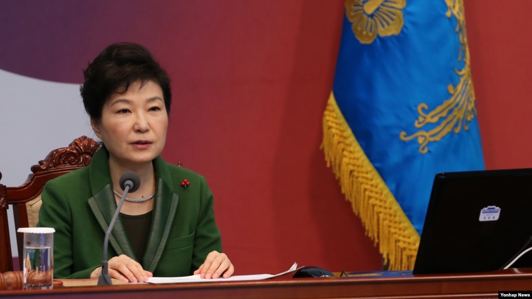 박근혜 한국 대통령이 19일 청와대에서 열린 영상국무회의에서 모두발언하고 있다.