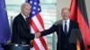 El presidente estadounidense Joe Biden y el canciller alemán Olaf Scholz se estrechan las manos durante una conferencia de prensa en Berlín, Alemania, el viernes 18 de octubre de 2024. (AP)