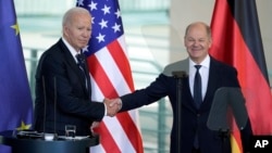 El presidente estadounidense Joe Biden y el canciller alemán Olaf Scholz se estrechan las manos durante una conferencia de prensa en Berlín, Alemania, el viernes 18 de octubre de 2024. (AP)