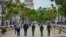 Funcionarios policiales caminan por El Paseo del Prado en La Habana, Cuba, el 15 de noviembre de 2021.