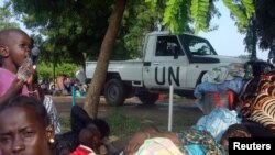 Des familles sud-soudanais déplacées se reposent dans un camp à l'intérieur de la Mission des Nations Unies au Soudan du Sud (MINUSS) à Tomping, Juba, Soudan du Sud, 11 juillet 2016. (MINUSS) / cédée à Reuters RÉDACTEURS. 